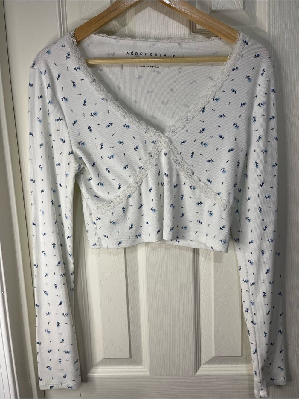 Aeropostale Ribbed Retro V Neck Floral Crop T-Shirt with lace trim large